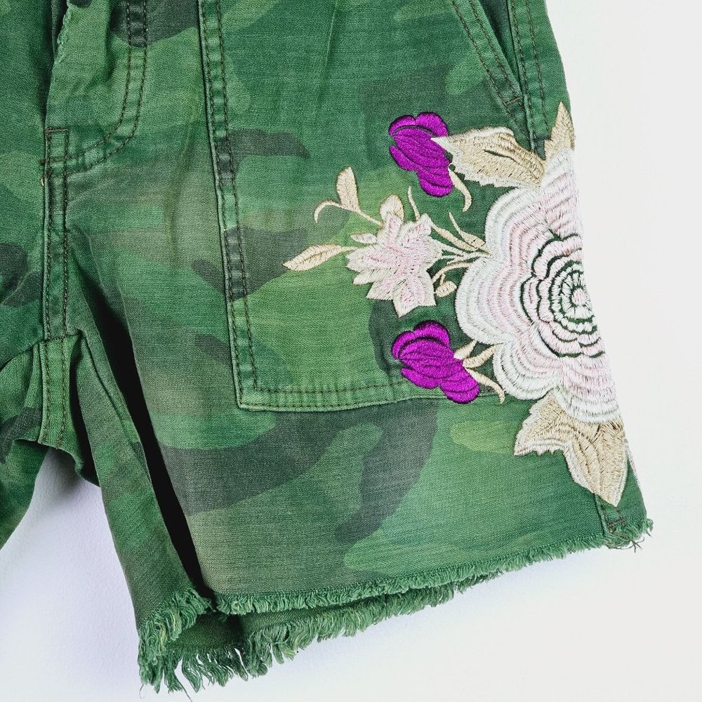 Free People Camo Embroidery Fray Hem Distressed Button Fly Shorts Sz 0 - Picture 6 of 12
